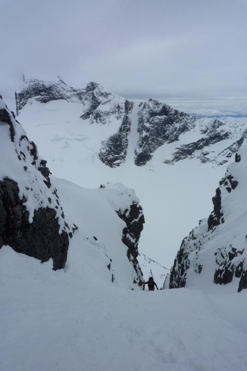 Topping out. Couloir of Austabottind in the background. Courtesy of Lars Thomas Nordby